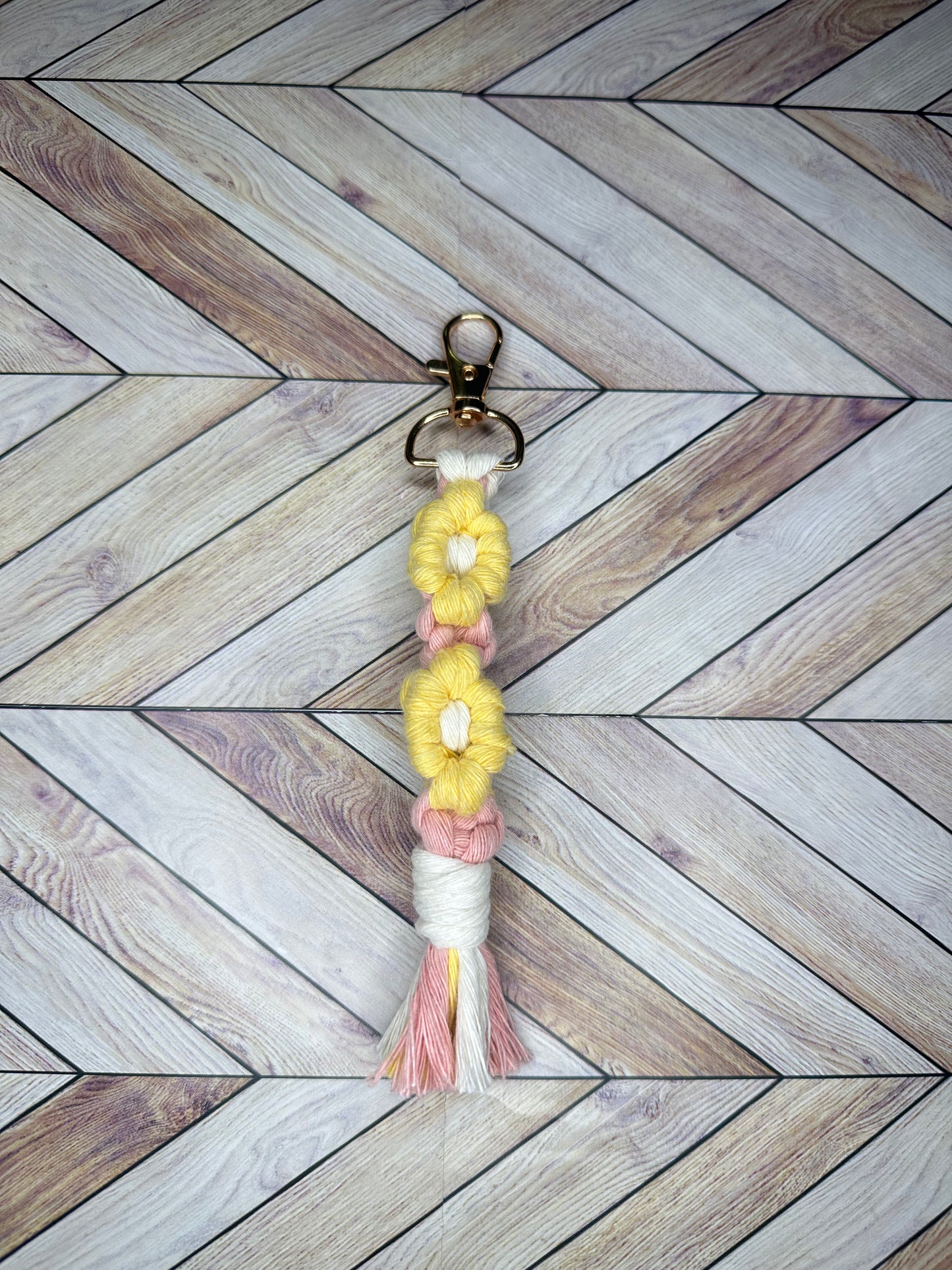 Medium Daisy Keychain